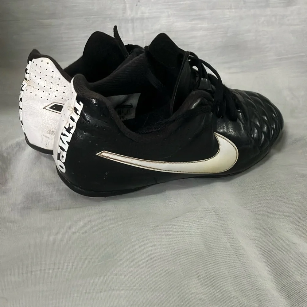 Nike boys/ girls Tiempo soccer shoes / Cleats - some STAINS but good condition - Picture 1 of 16
